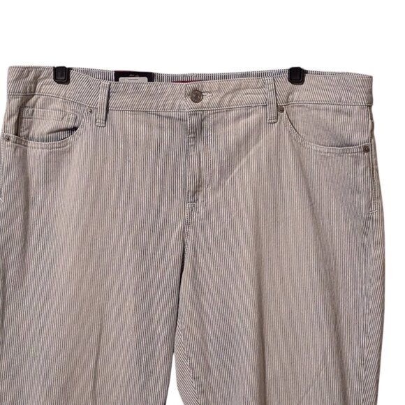 Tommy Hilfiger Blue and White Pinstriped Crop Leg Pants NWT - Picture 3 of 10